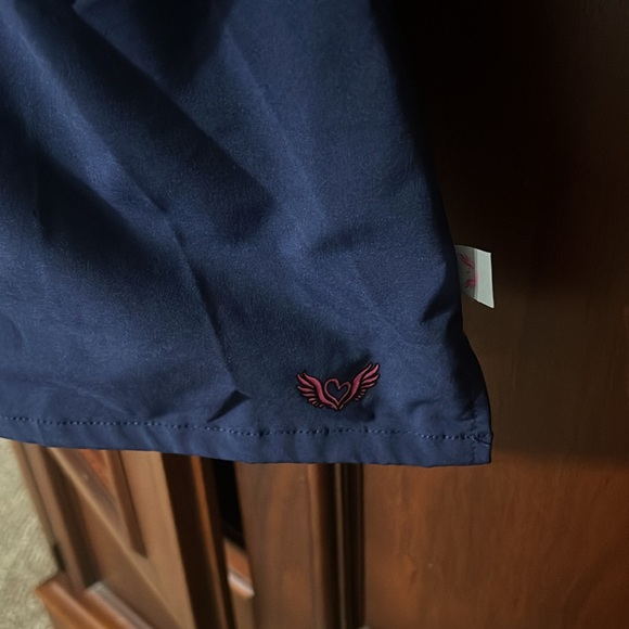 Smitten scrub top XL - Picture 6 of 6